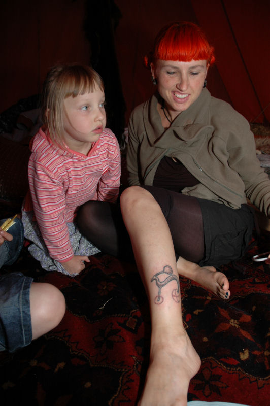 Tatovering af helleristing på læggen