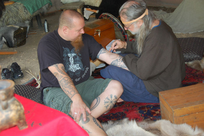 Morten tatoveres