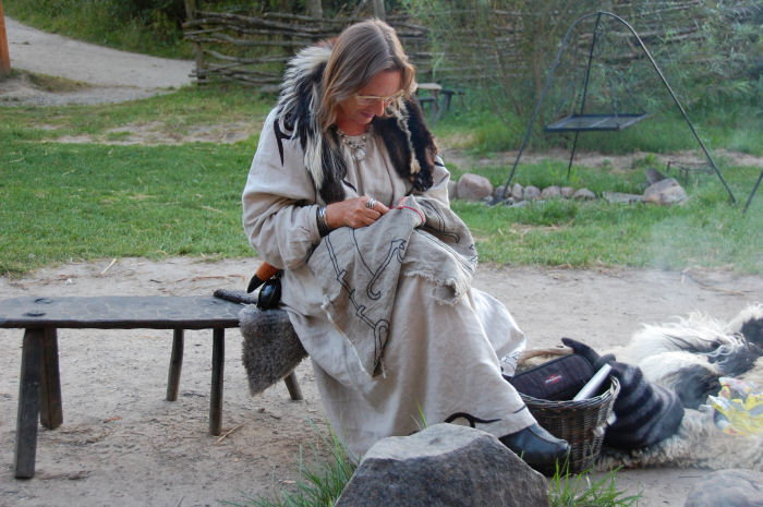 Anita broderer ved bålet