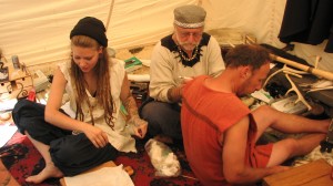 Tatovør Erik Reime og assistent Patricia Campos bruger de gamle teknikker, når de tatoverer i Sagnlandet Lejre. Foto: Louise Lamberth, Tekstfokus